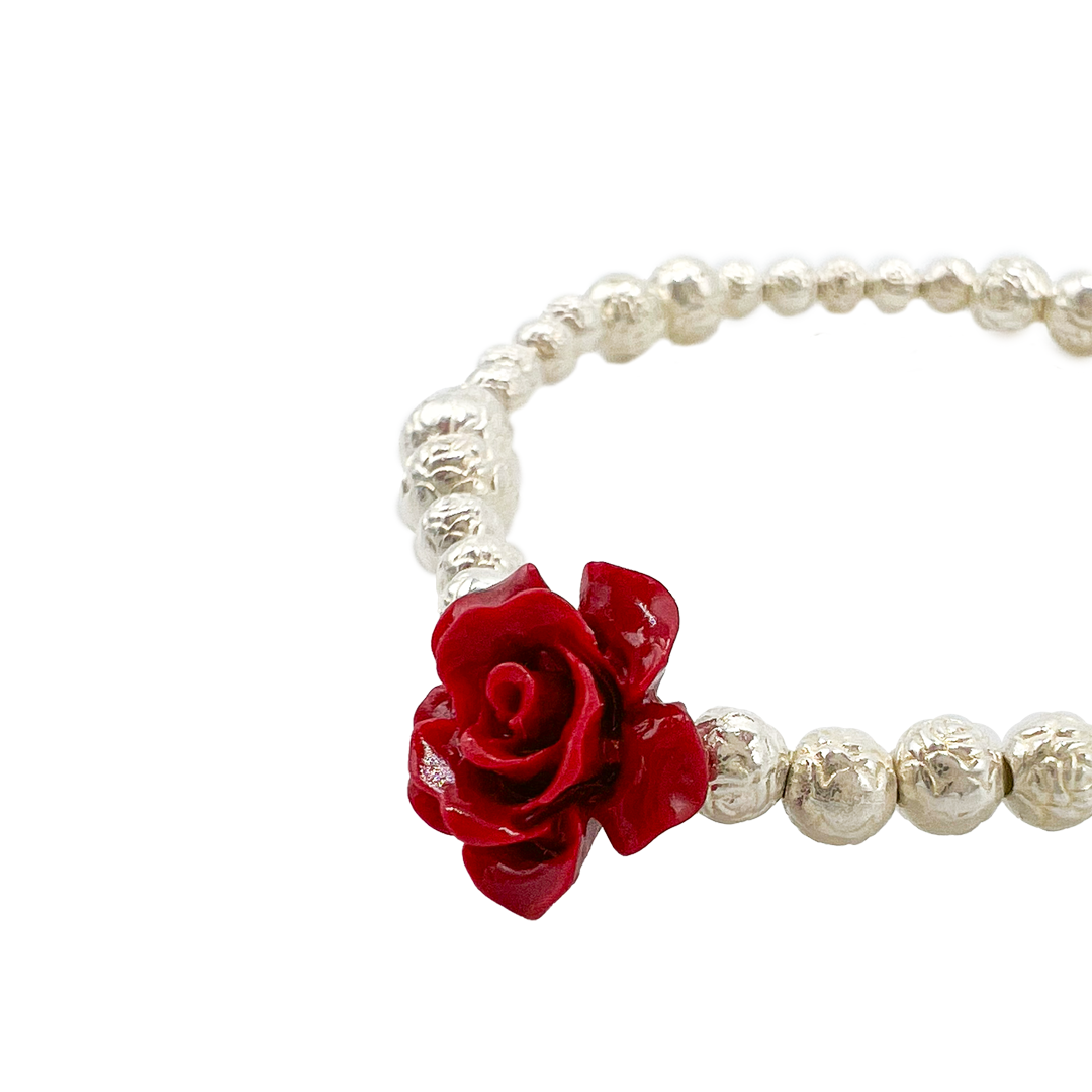 Bracciale elastico con rosa in pasta di corallo