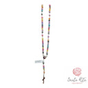 Rosario artigianale santaritasouvenirs con perle in vetro multicolore, cordoncino bianco e croce in metallo.