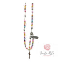 Rosario artigianale santaritasouvenirs con perle in vetro multicolore, cordoncino bianco e croce in metallo.