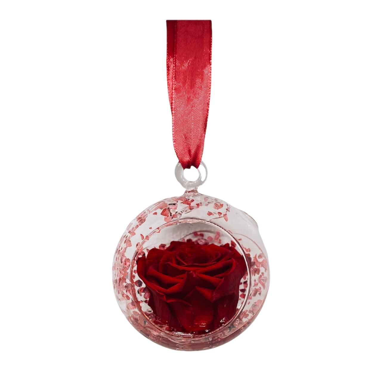 Rosa stabilizzata all'interno di una palla natalizia in vetro