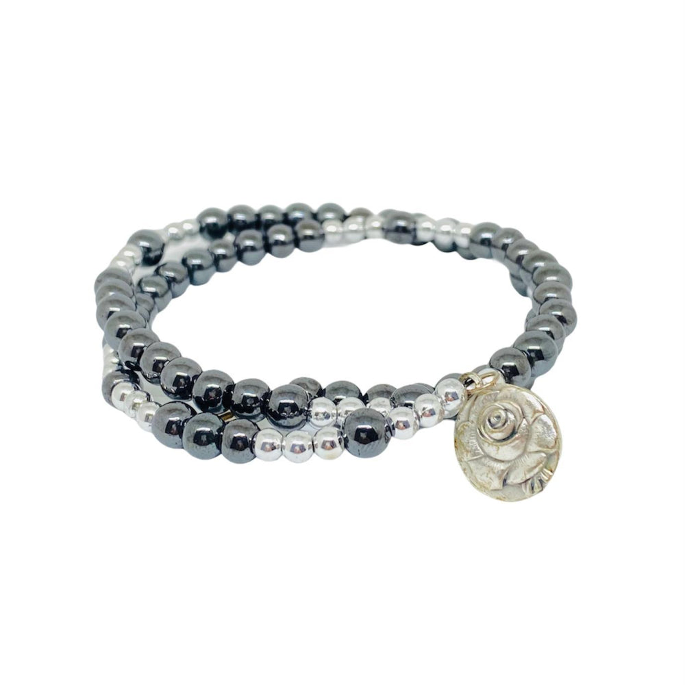 Bracciale a spirale in ematite con perle e medaglia di Santa Rita